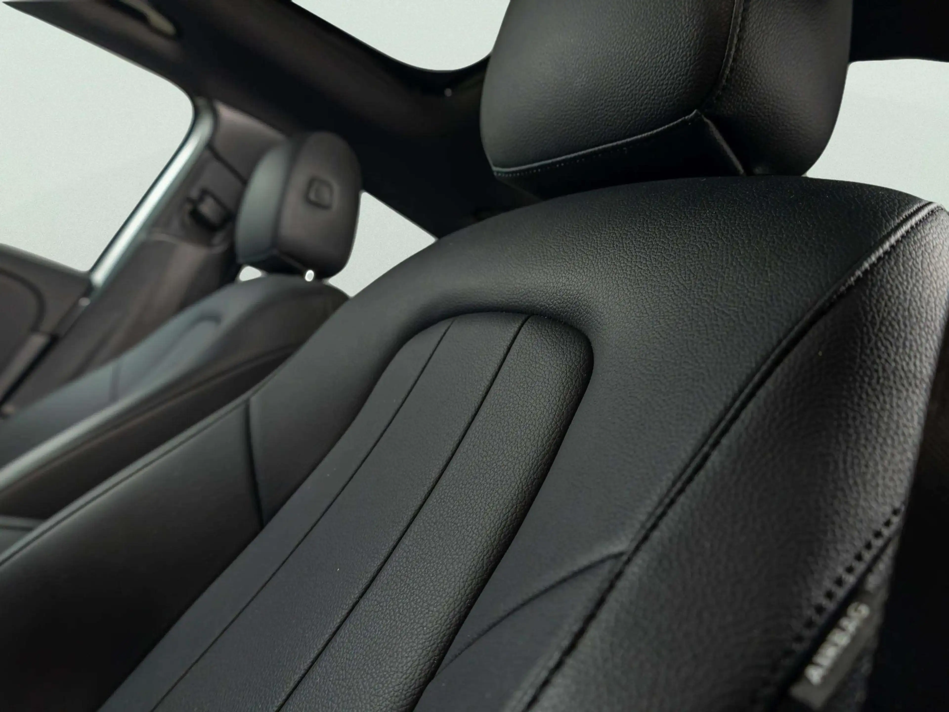 Mercedes-Benz GLA 180 Business Solution AMG | Panorama dak — photo 10