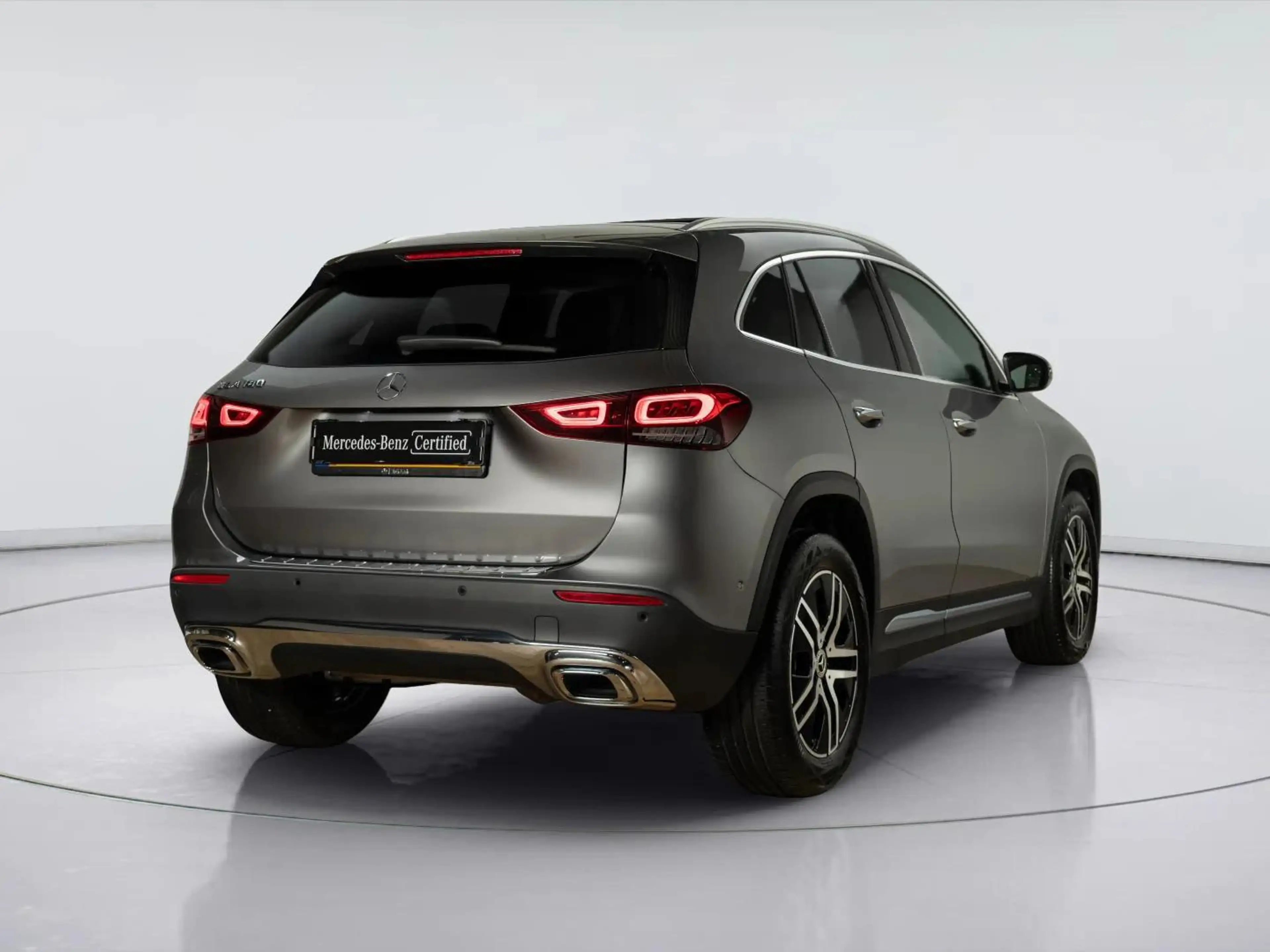 Mercedes-Benz GLA 180 Business Solution AMG | Panorama dak — photo 2