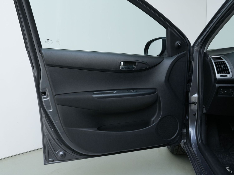 Hyundai i20 Classic TÜV NEU*KLIMA* — photo 11