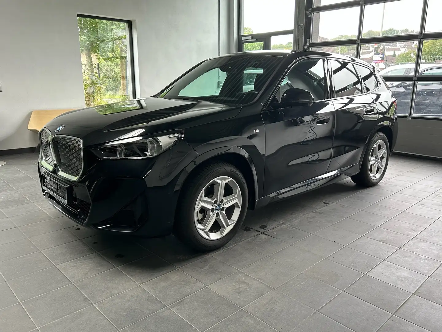 BMW iX1 30 xDrive M Sport DrivAssProf_Headup_360GradKamera Noir - 1