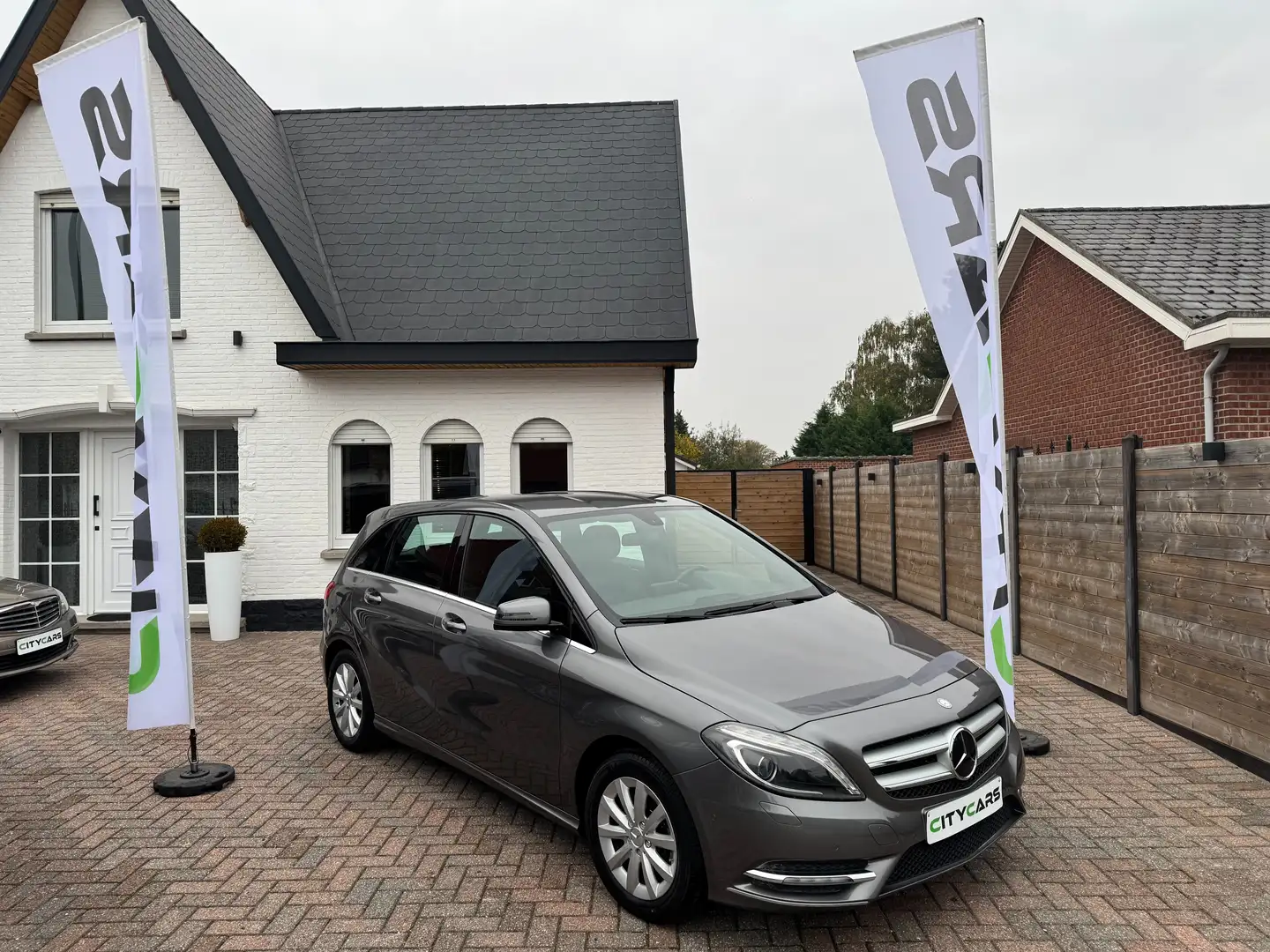 Mercedes-Benz B 180 B 180 BLUE EFF-BENZINE-SPORT PACK-1 EIG-EU5-1J GAR Gris - 1