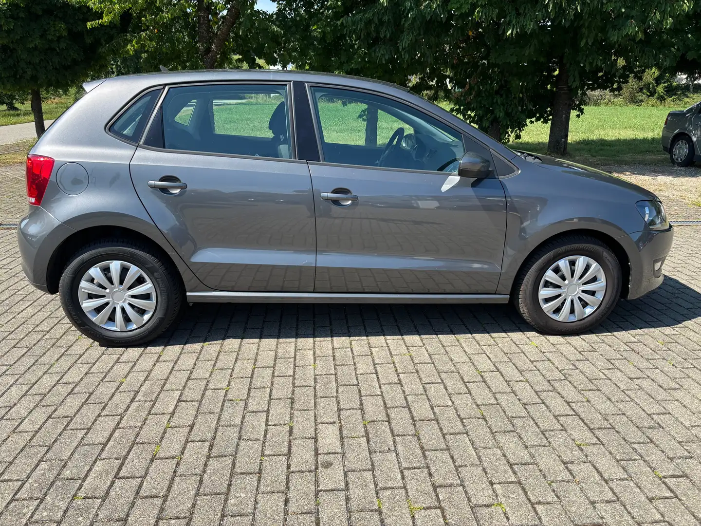 Volkswagen Polo Comfortline Klima ZV PDC Gris - 2