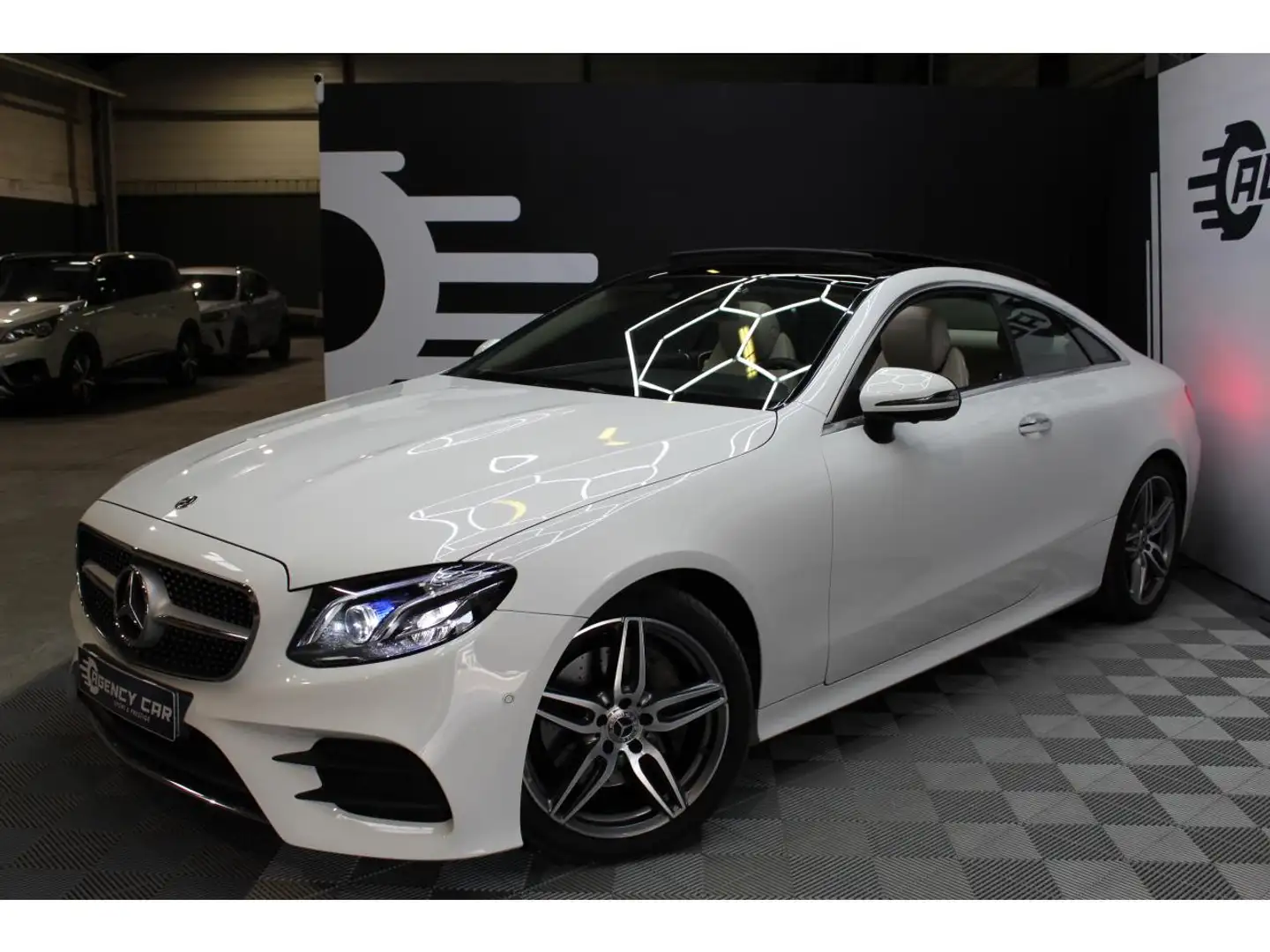 Mercedes-Benz E 220 Coupé E 220 d  9G-Tronic  AMG Line  Suivi Mercedes Weiß - 2