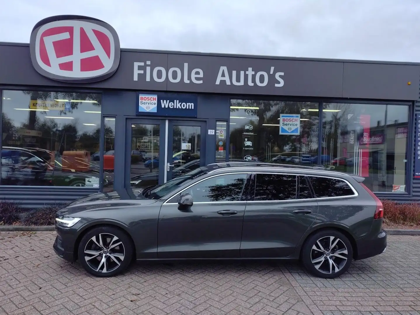 Volvo V60 II D4 AWD R-Design Camera, Elect.trekhaak, Adaptiv Grijs - 1