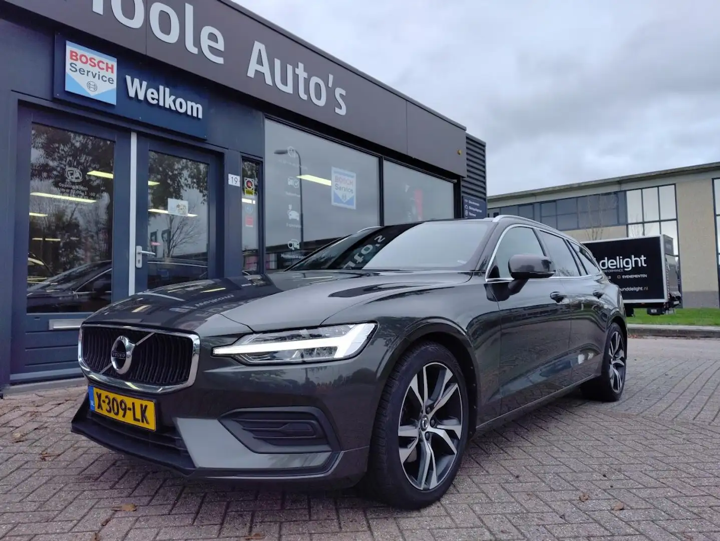 Volvo V60 II D4 AWD R-Design Camera, Elect.trekhaak, Adaptiv Grijs - 2