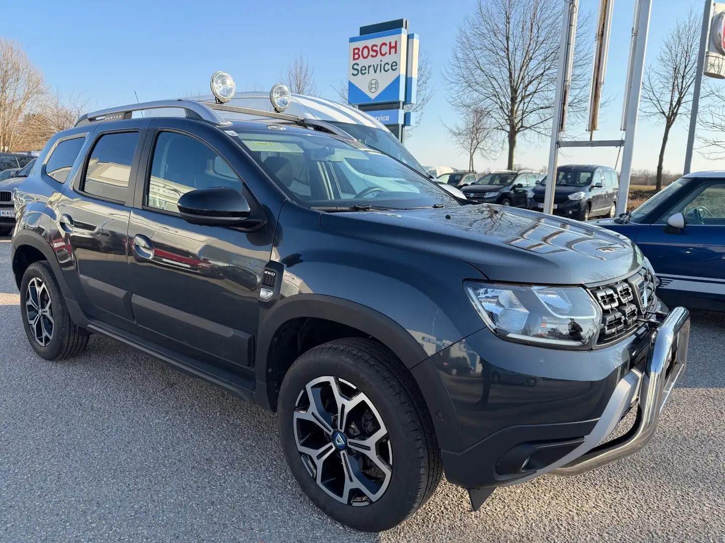 Dacia Duster Celebration 4WD, 1 Besitz, TOP Zustand, AHK, Klima Grau - 2