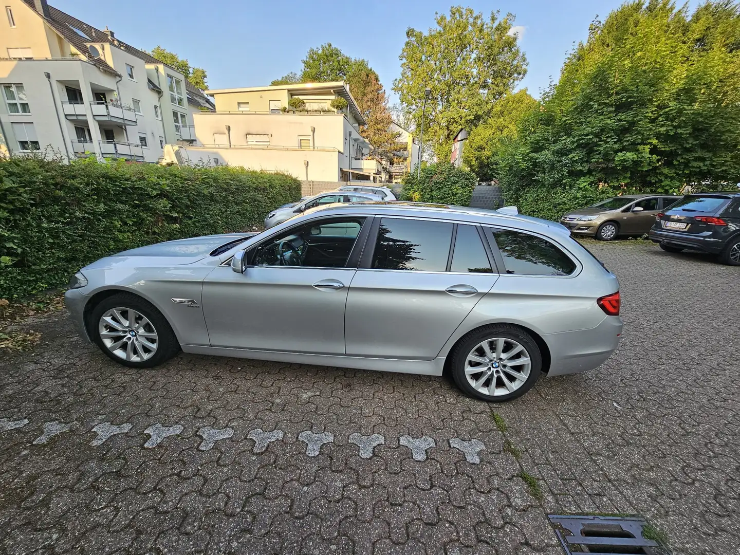 BMW 525 525d xDrive Touring Aut.-Soft Close-HUD-AHK Silber - 2