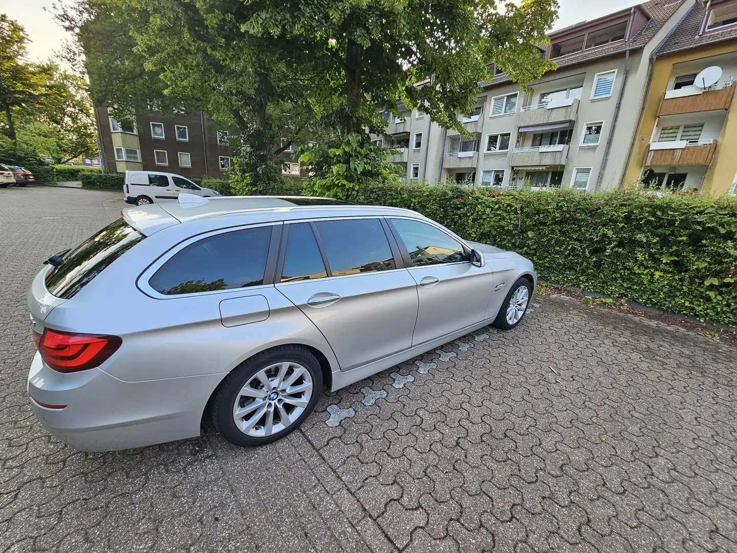 BMW 525 525d xDrive Touring Aut.-Soft Close-HUD-AHK Silber - 1