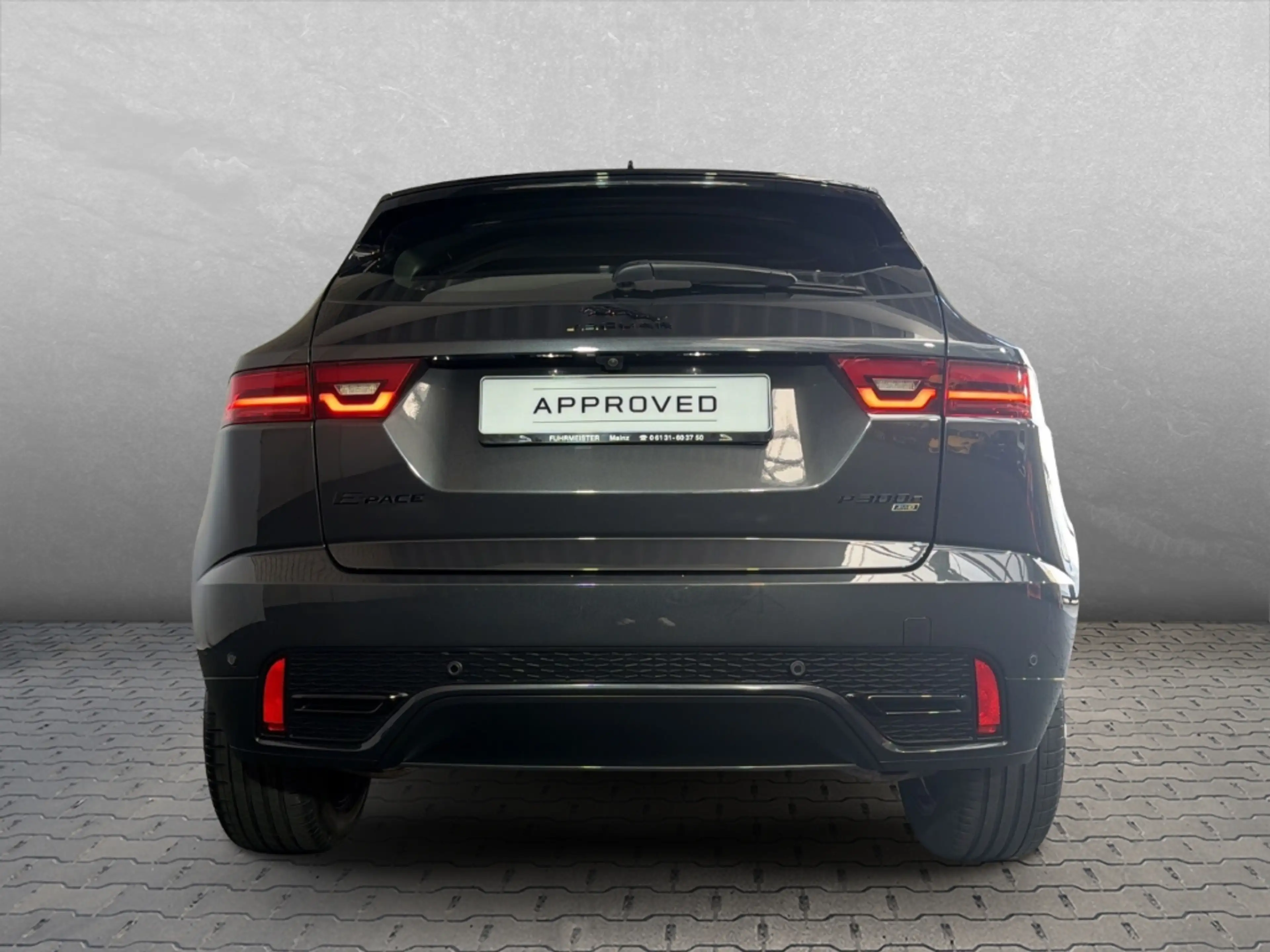 Jaguar E-Pace Plug-In Hybrid P300e AWD R-Dynamic S — photo 7