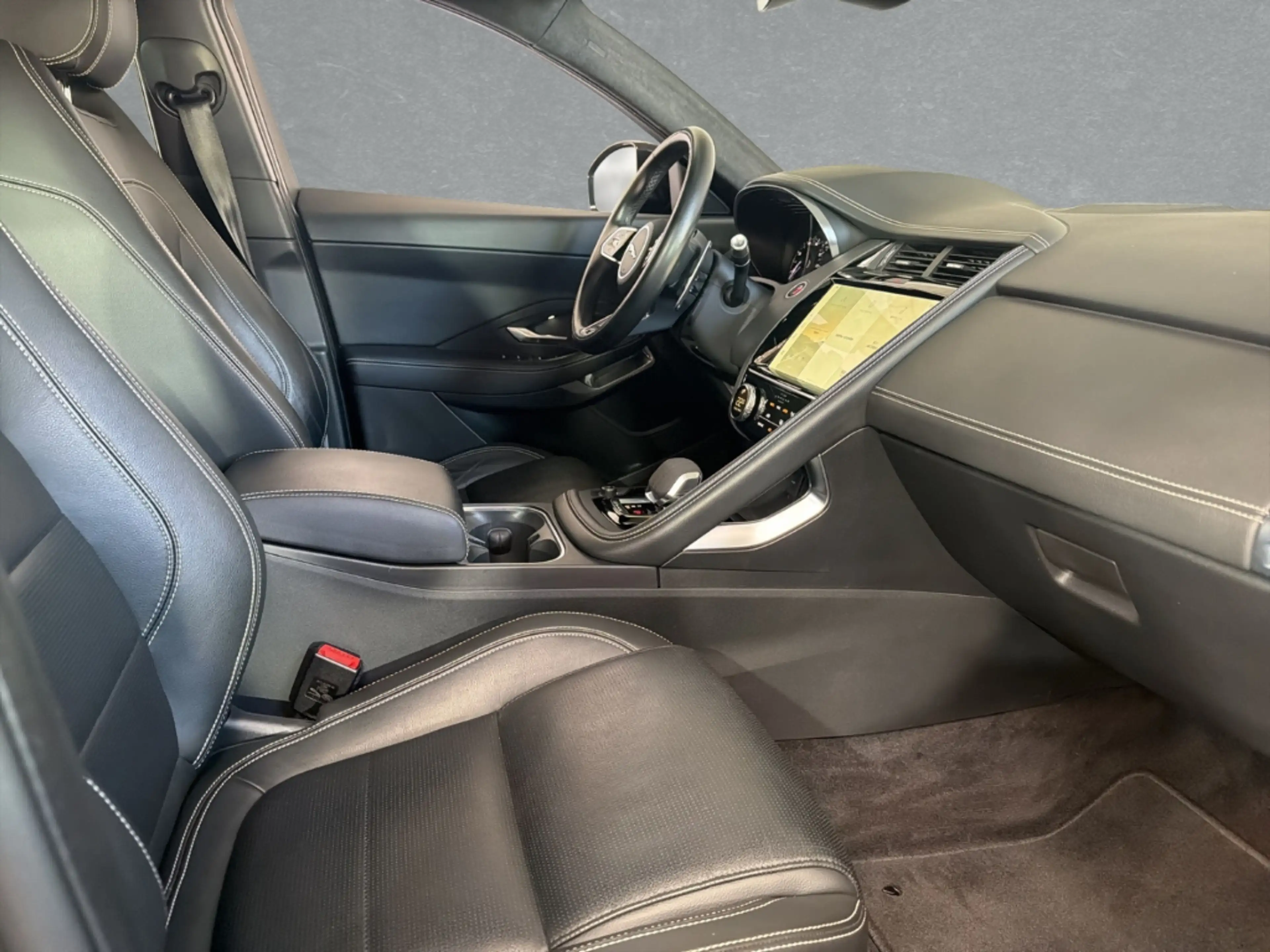 Jaguar E-Pace Plug-In Hybrid P300e AWD R-Dynamic S — photo 3