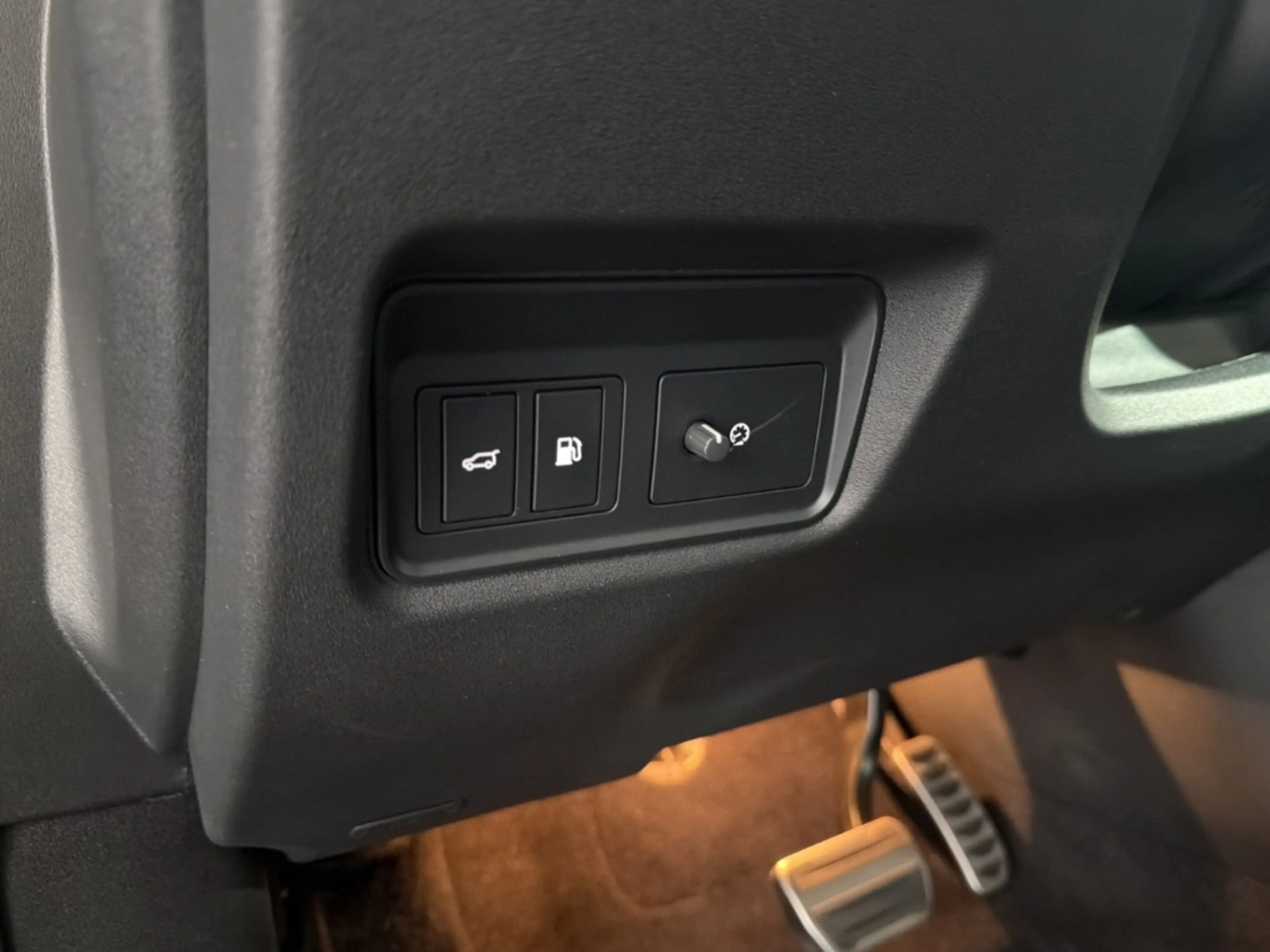 Jaguar E-Pace Plug-In Hybrid P300e AWD R-Dynamic S — photo 13