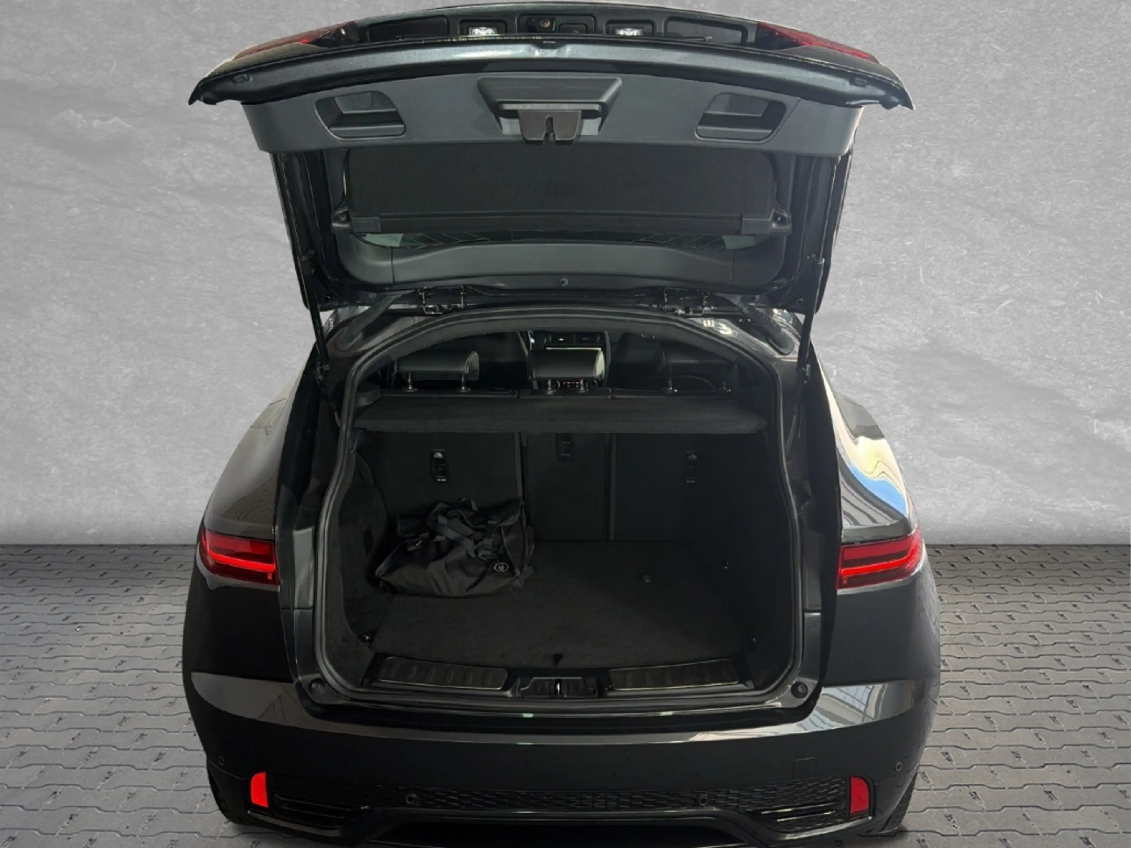 Jaguar E-Pace Plug-In Hybrid P300e AWD R-Dynamic S — photo 11