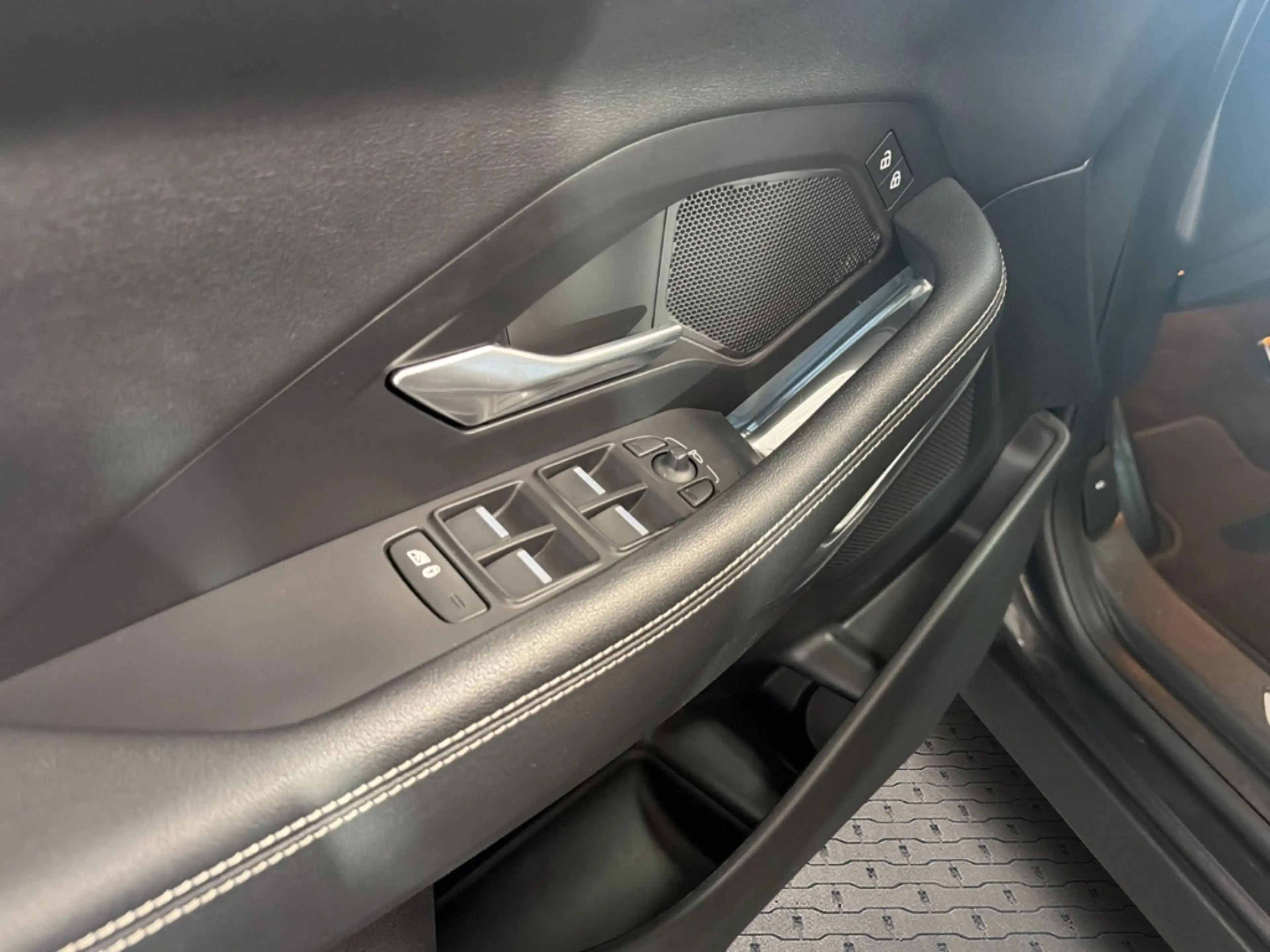 Jaguar E-Pace Plug-In Hybrid P300e AWD R-Dynamic S — photo 12