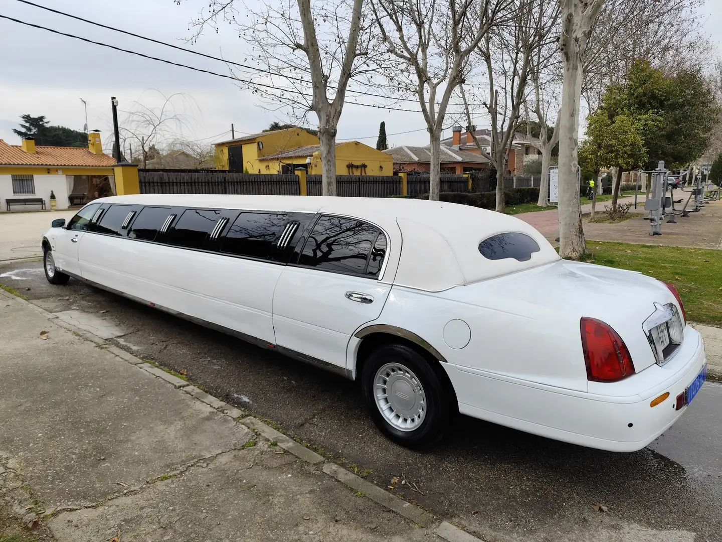 Lincoln Town Car LIMUSINA 180" Blanco - 2
