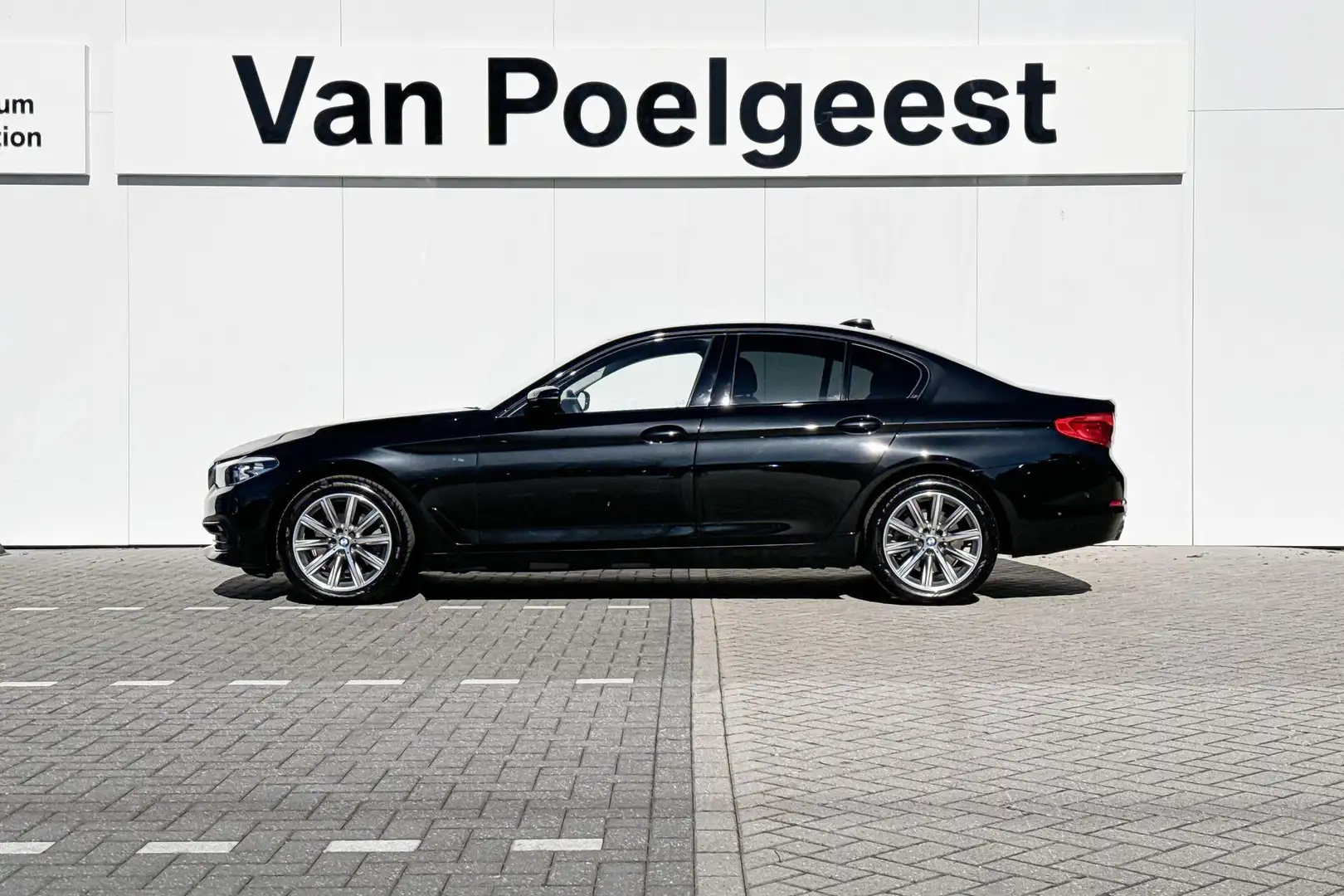 BMW 520 5 Serie Sedan 520d xDrive High Executive Zwart - 2