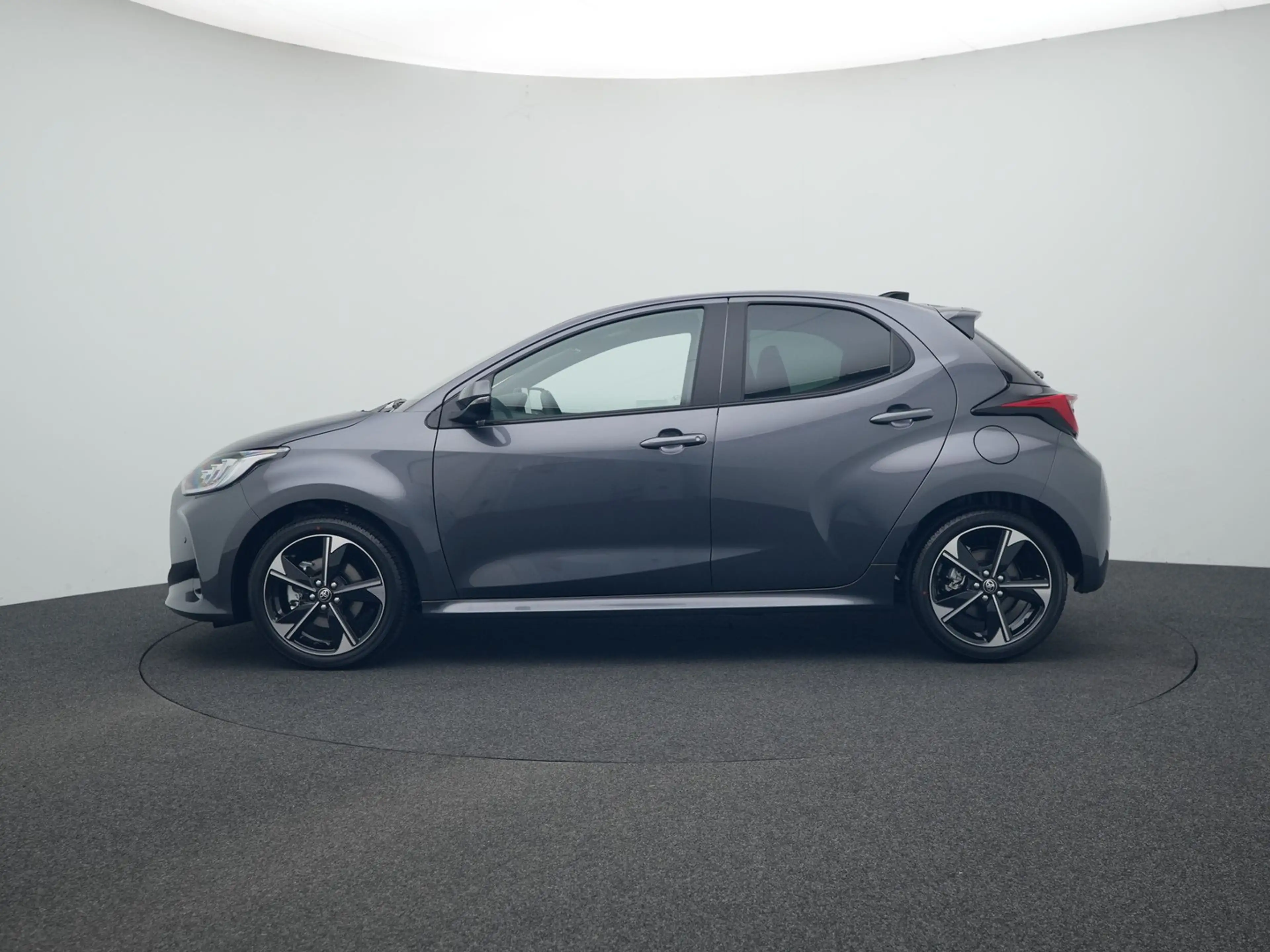 Toyota Yaris 1.5 Hybrid 130 Executive Storm Grey Metallic — photo 3