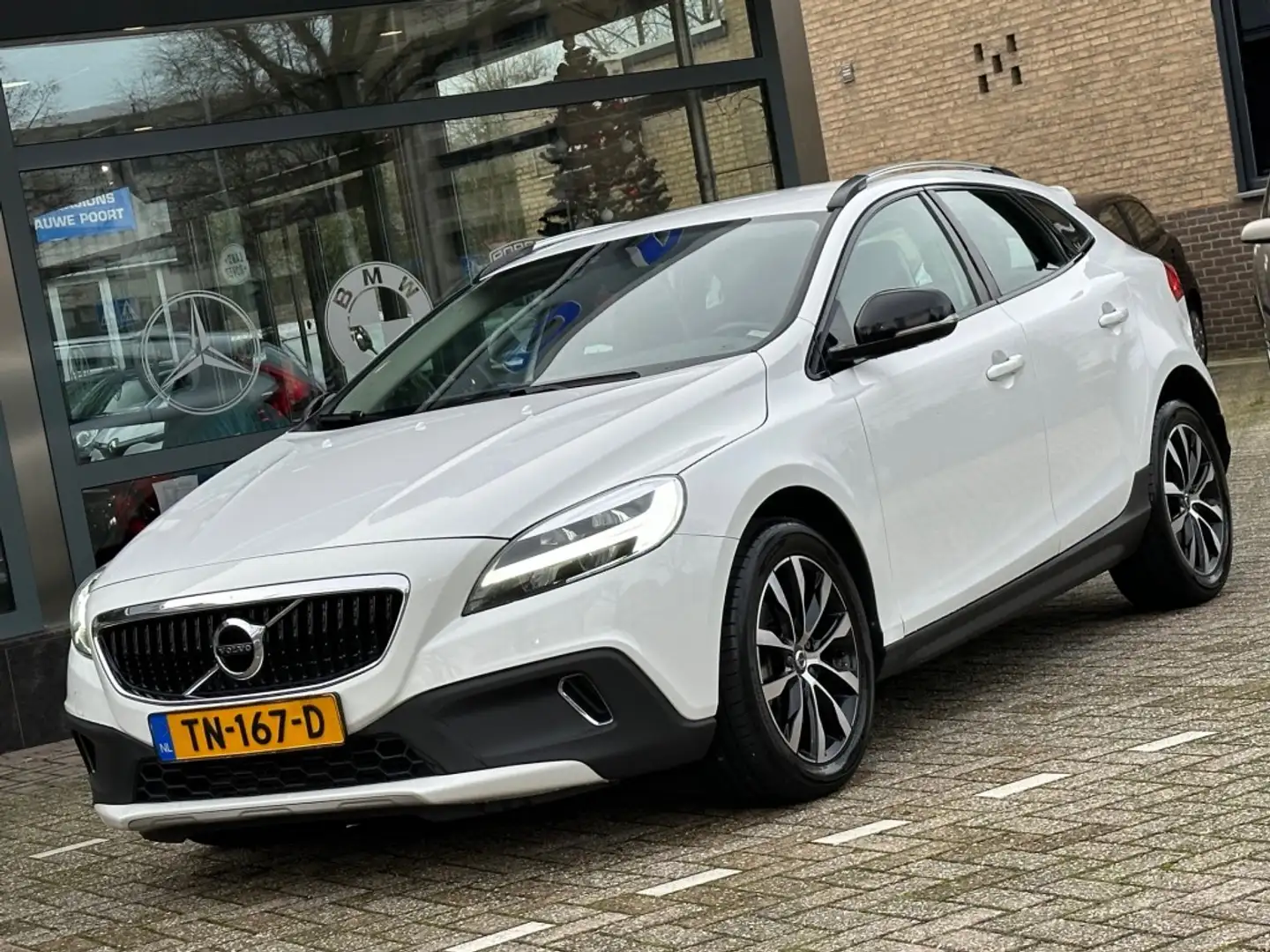 Volvo V40 Cross Country 1.5 T3 Dynamic Edition Automaat Navi Clima Cruise Wit - 2