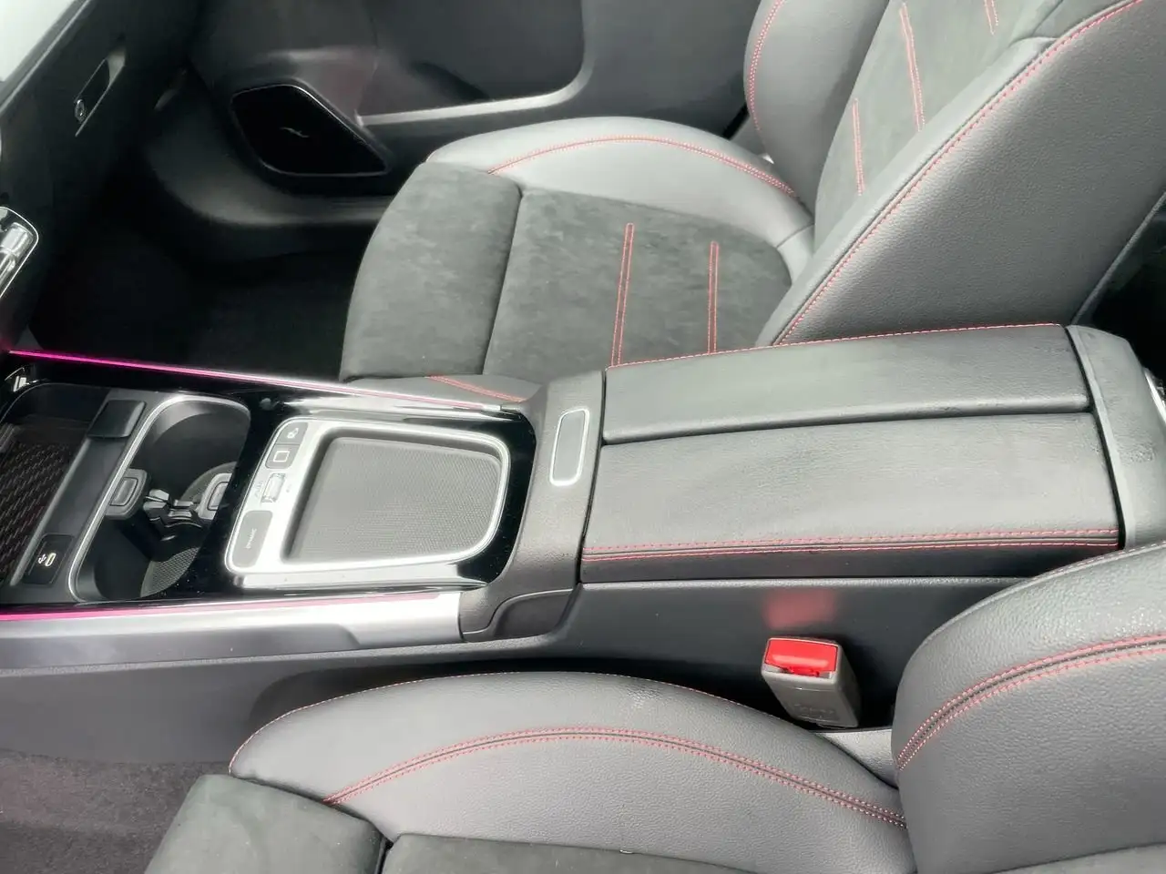 Mercedes-Benz GLB photo Mercedes-Benz GLB