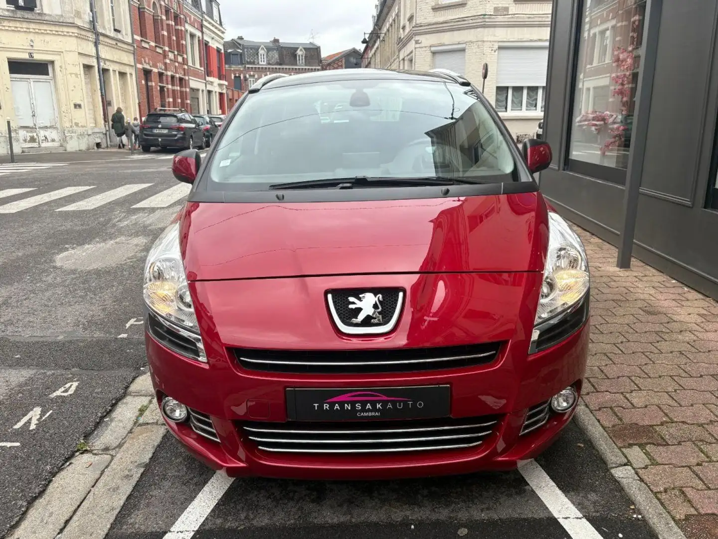 Peugeot 5008 HDI 112ch Finition ALLURE / BOITE AUTOMATIQUE / TOIT PANORAMIQUE / ATTELAGE / PARFAIT ETAT / SANS ADBLUE Rouge - 2