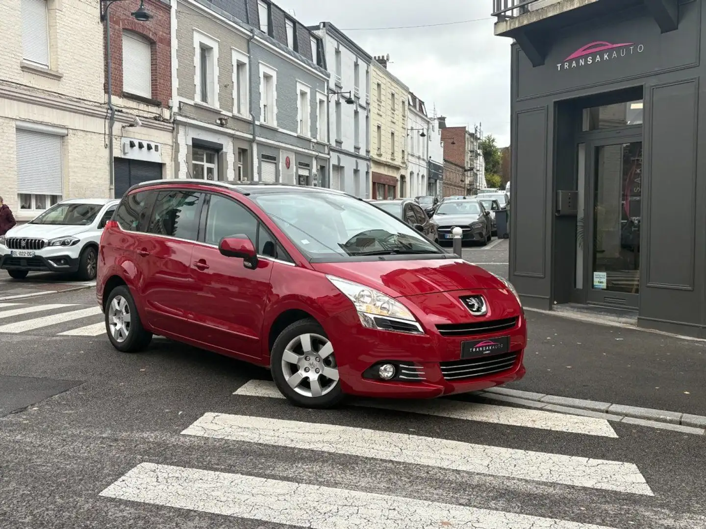 Peugeot 5008 HDI 112ch Finition ALLURE / BOITE AUTOMATIQUE / TOIT PANORAMIQUE / ATTELAGE / PARFAIT ETAT / SANS ADBLUE Rouge - 1