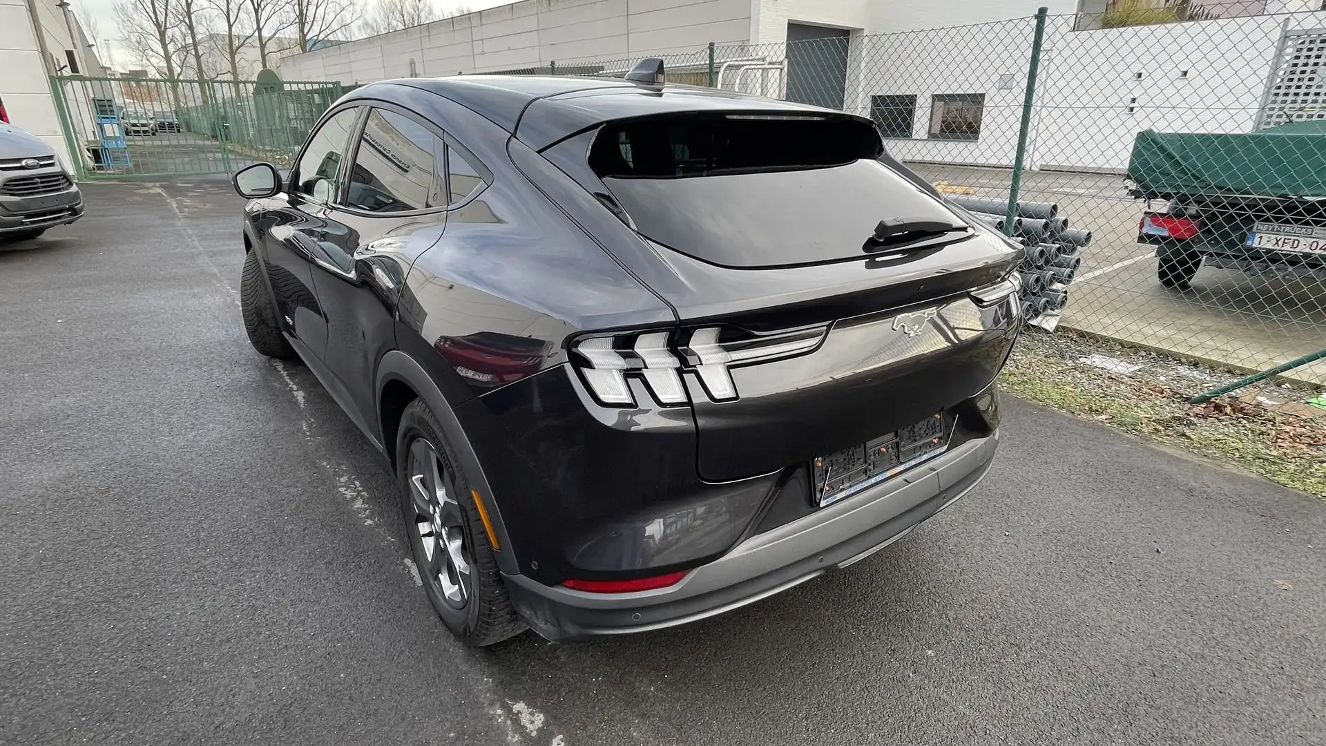 Ford Mustang Mach-E Gris - 2