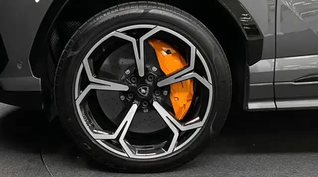 Lamborghini Urus view 9