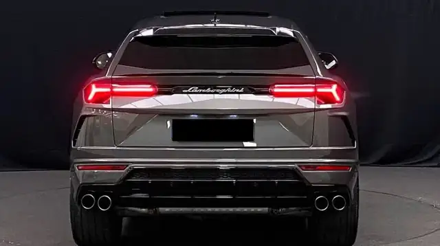 Lamborghini Urus view 3