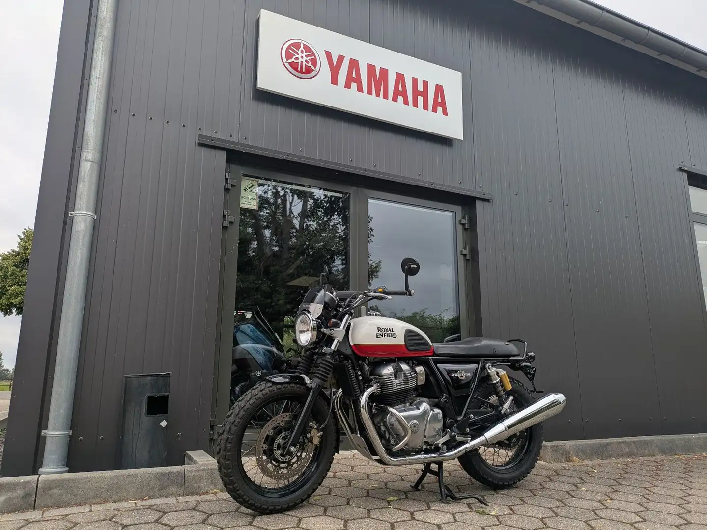 Royal Enfield Interceptor 650 bijela - 1