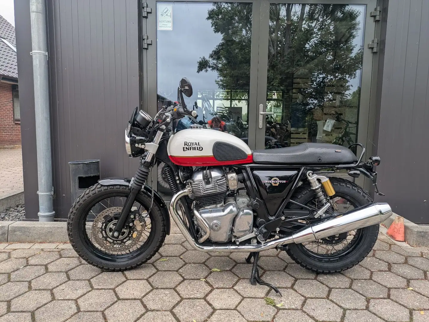 Royal Enfield Interceptor 650 bijela - 2