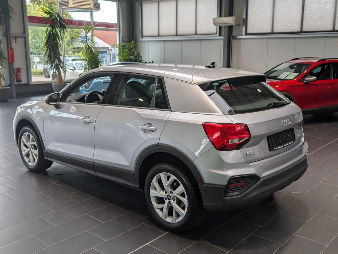 Audi Q2 30 TFSI PDC Kamera Navi Sitzhzg 1. Hand Silber - 2