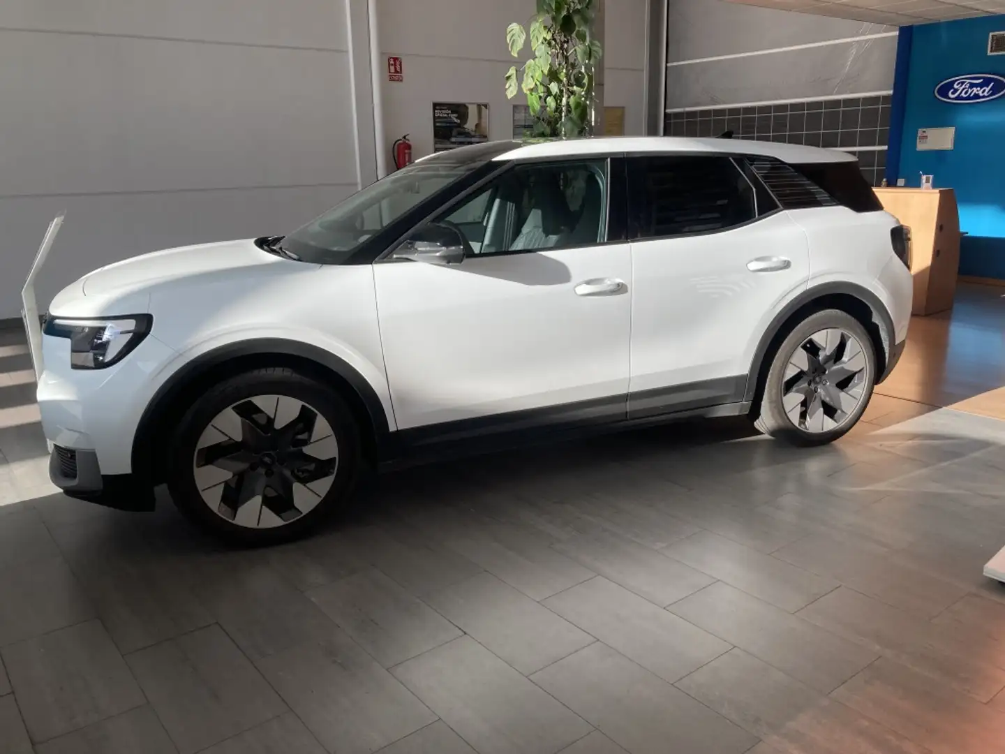 Ford Explorer RWD Rango Extendido Premium 77kWh Blanco - 1