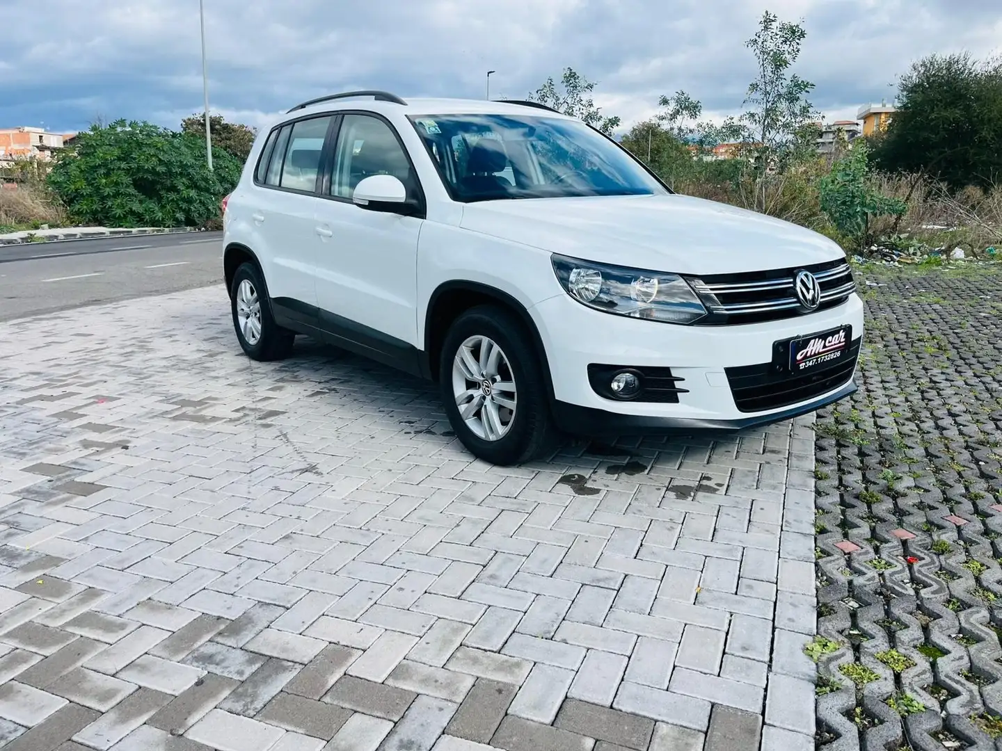 Volkswagen Tiguan Tiguan 2.0 TDI 110 CV Sport & Style BlueMotion Tec Bianco - 1