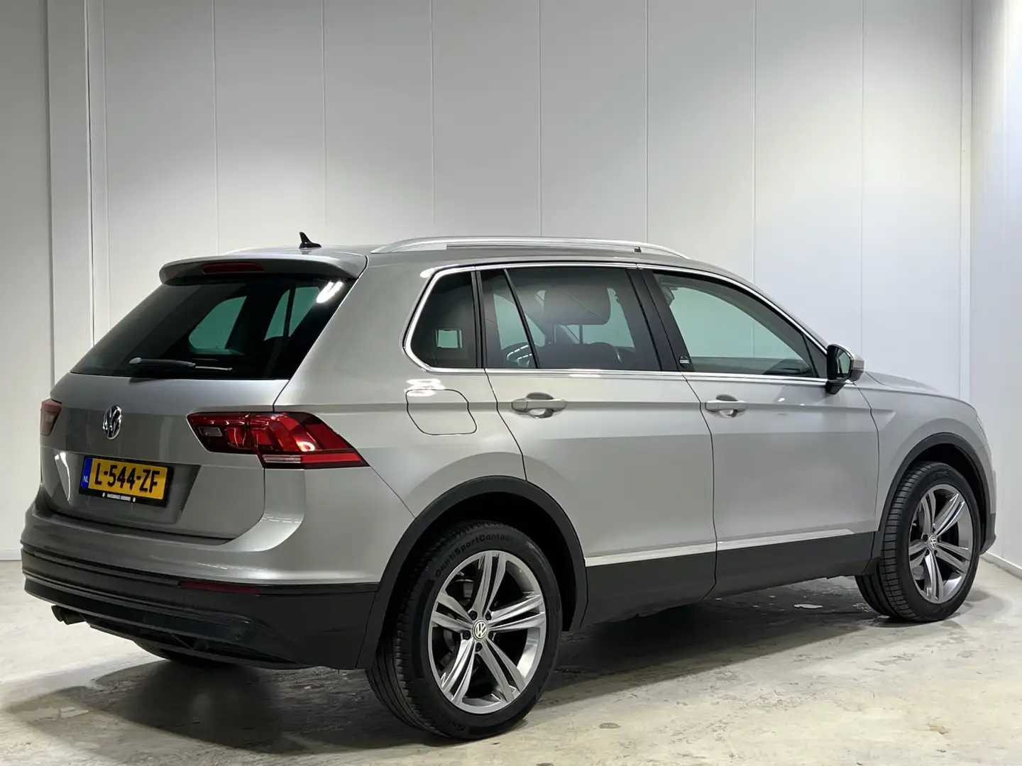 Volkswagen Tiguan 2.0 TSI 4Motion Highline | Navigatie/Android/Apple Grijs - 2
