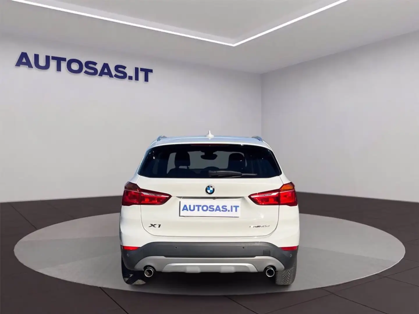 BMW X1 sDrive18d xLine Weiß - 2