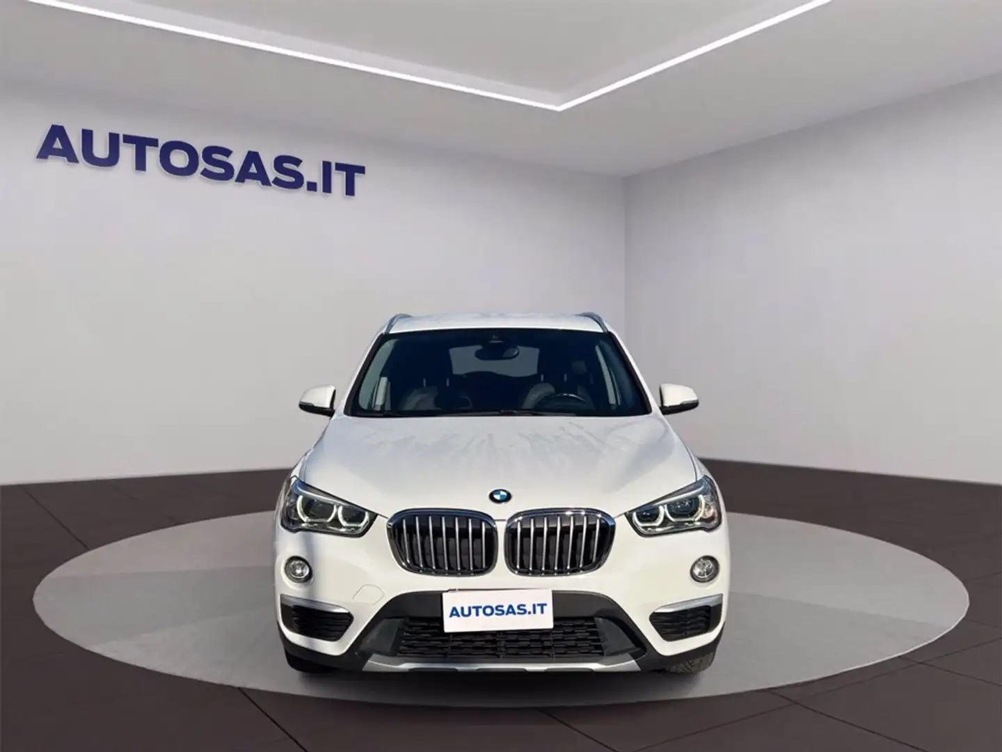 BMW X1 sDrive18d xLine Weiß - 1