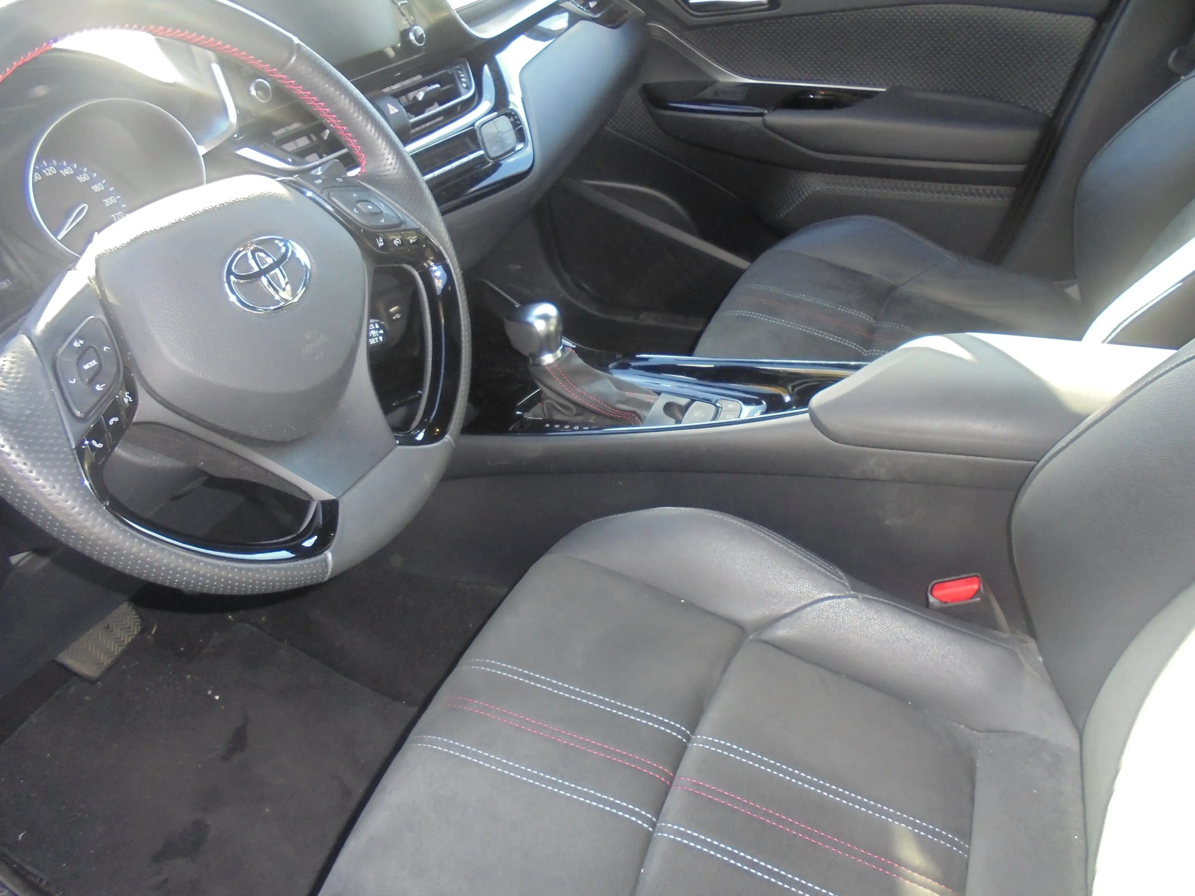 Toyota C-HR Hybrid GR Sport — photo 8