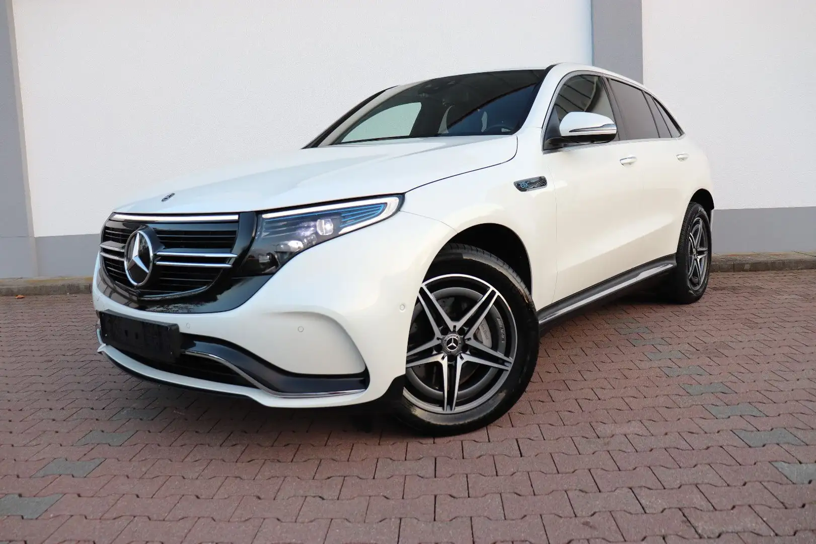 Mercedes-Benz EQC 400 4M AMG*360°LEDER*HEADUP*AHK*BURM*MASSAGE*MULTIB Blanc - 1