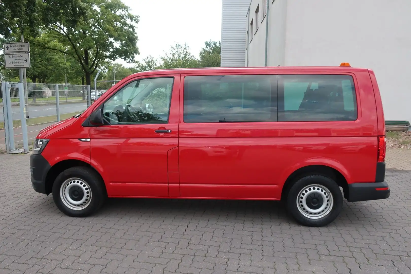 Volkswagen T6 Transporter Kombi / 1 Hand / Klima / 9 Sitze Rot - 2