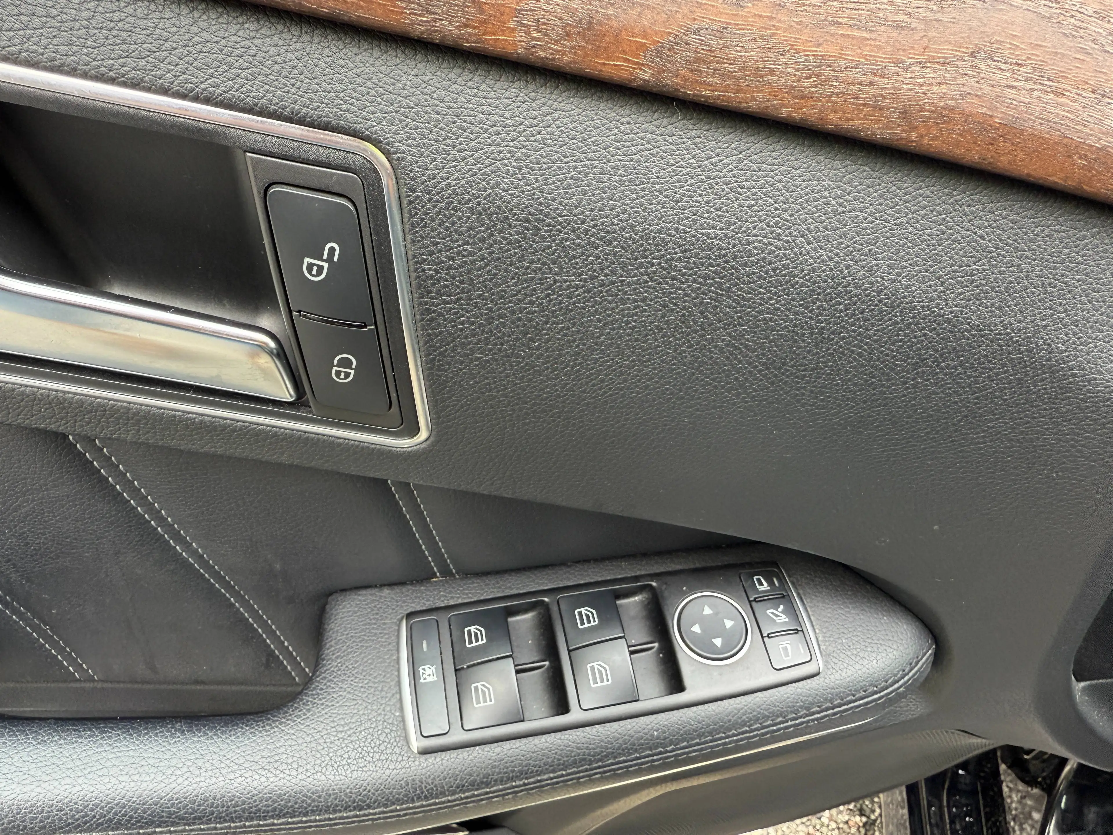 Mercedes-Benz E 250 E 250-Limousine LED-Navi-Distronic+-Totwinkel — photo 12