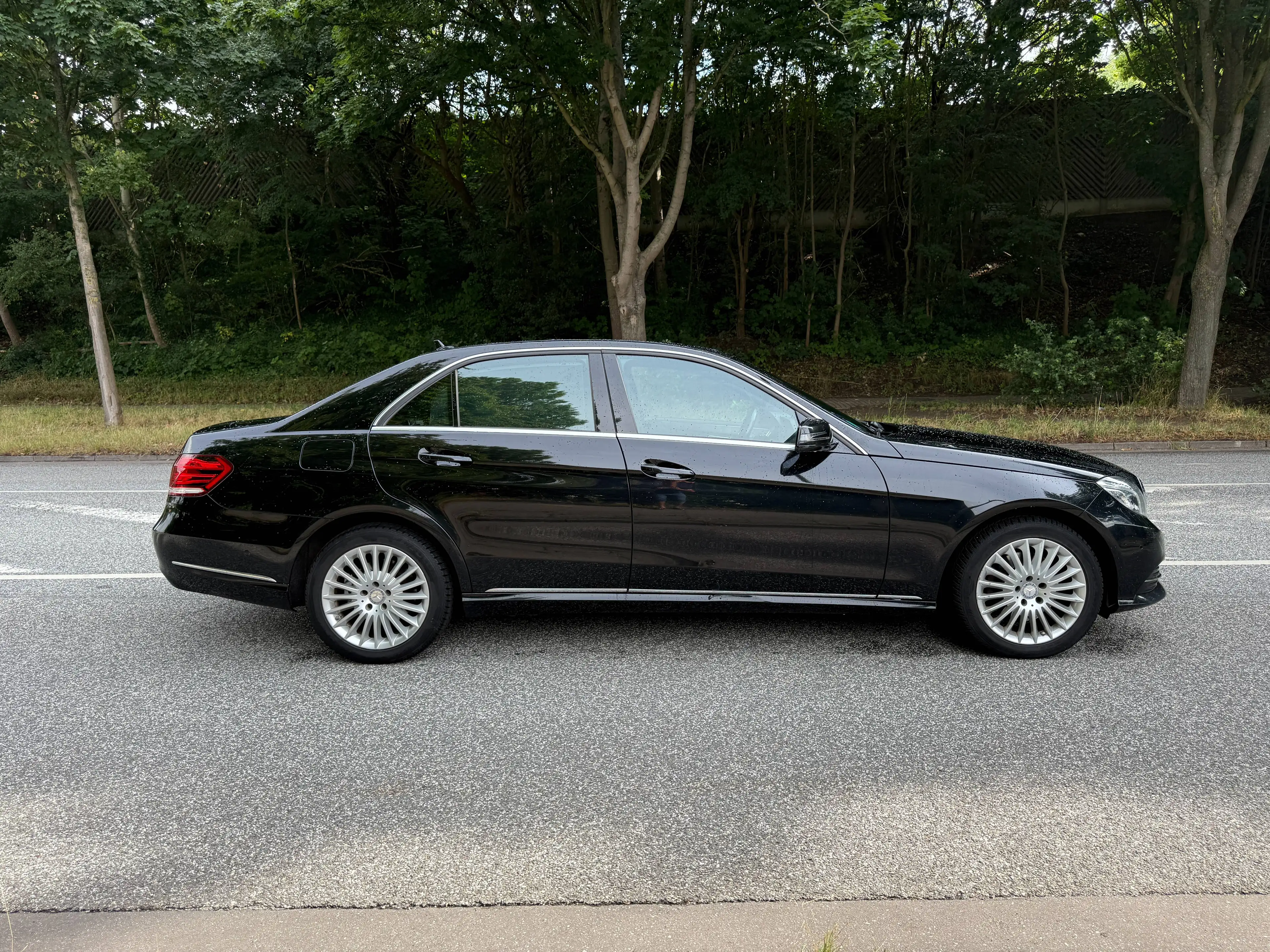 Mercedes-Benz E 250 E 250-Limousine LED-Navi-Distronic+-Totwinkel — photo 8