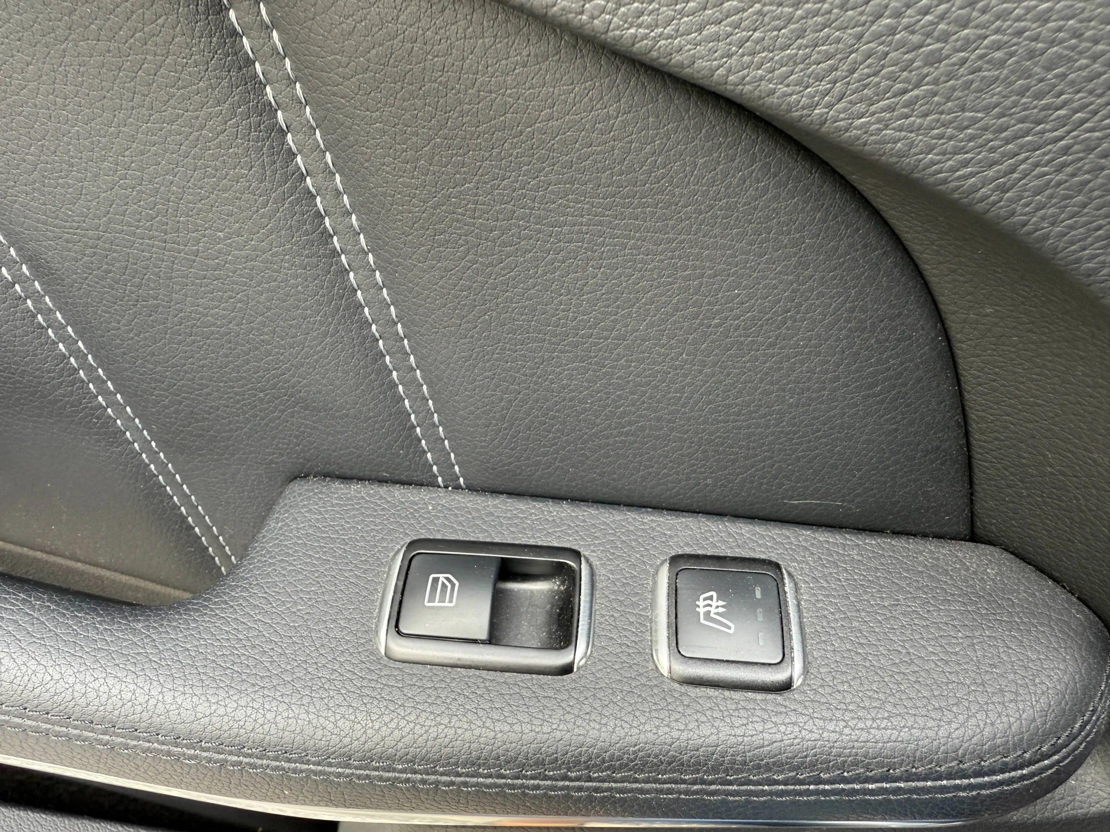 Mercedes-Benz E 250 E 250-Limousine LED-Navi-Distronic+-Totwinkel — photo 14
