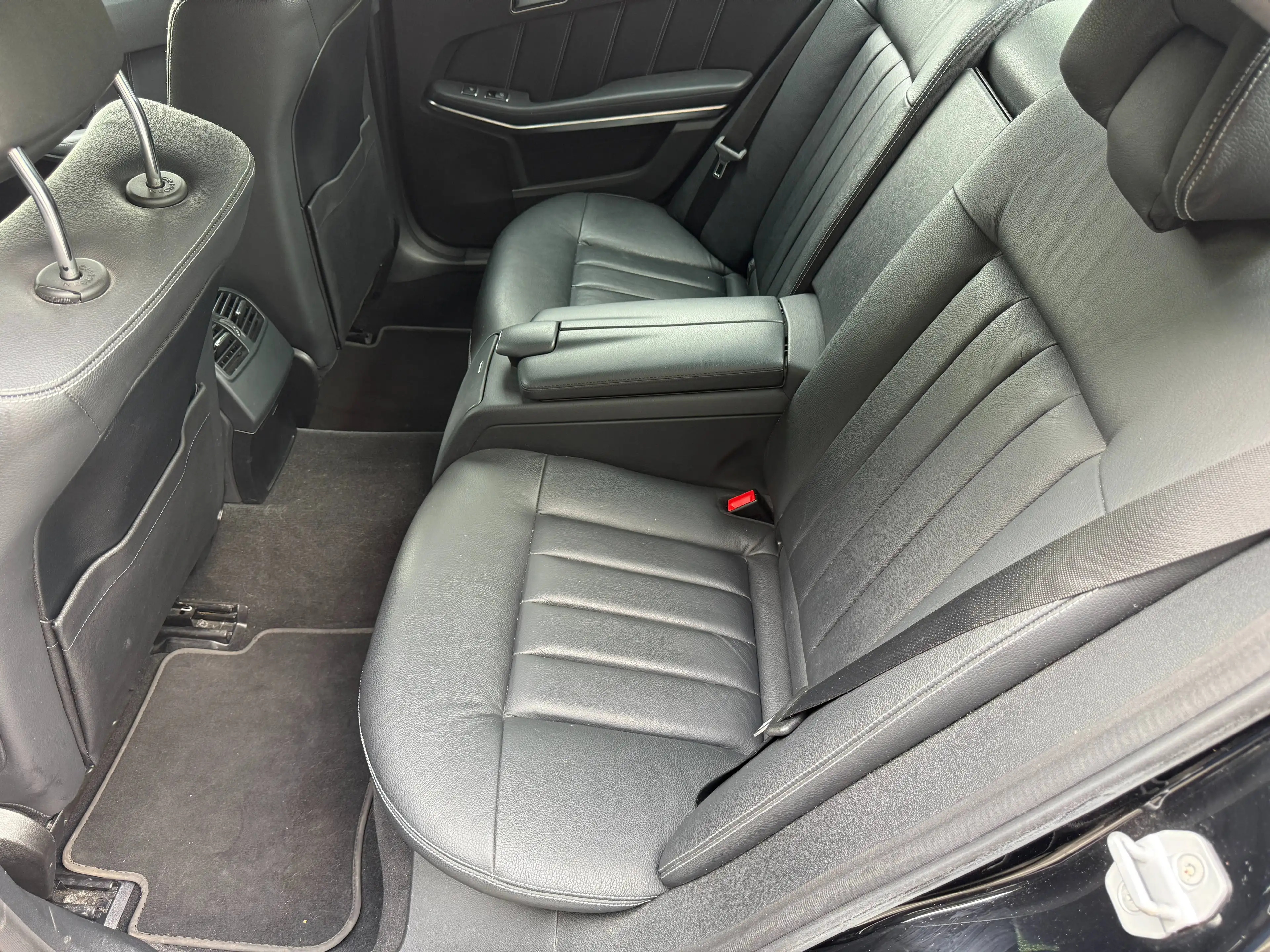 Mercedes-Benz E 250 E 250-Limousine LED-Navi-Distronic+-Totwinkel — photo 10