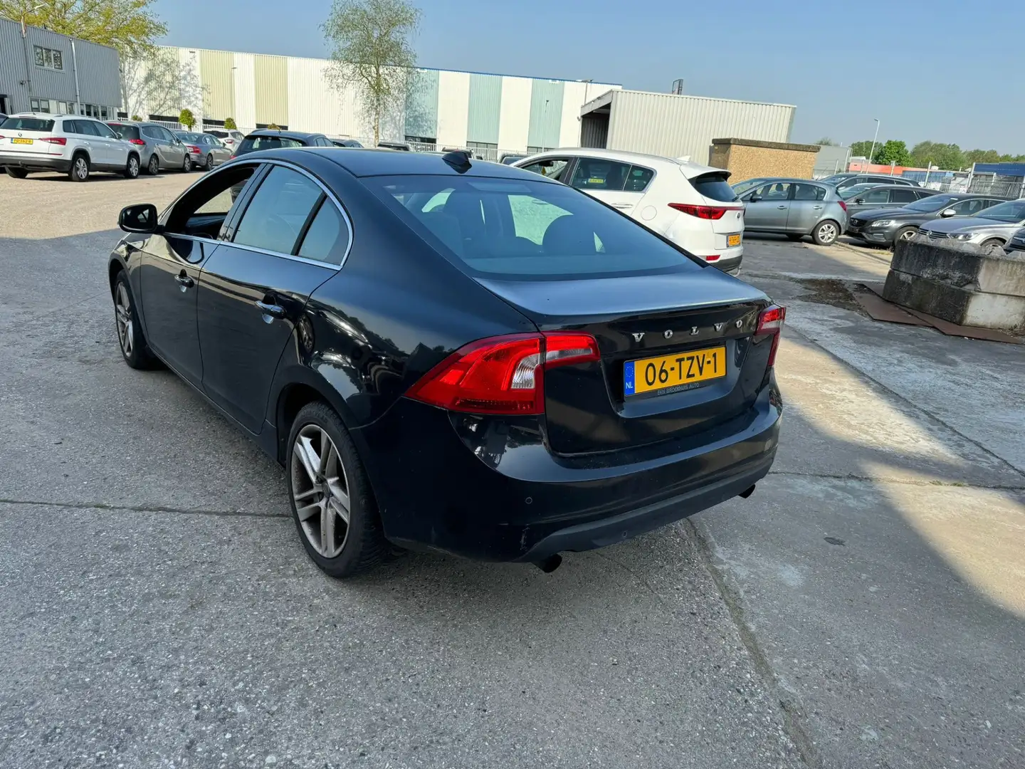 Volvo S60 1.6 T3 Momentum MOTORSCHADE Чёрный - 2