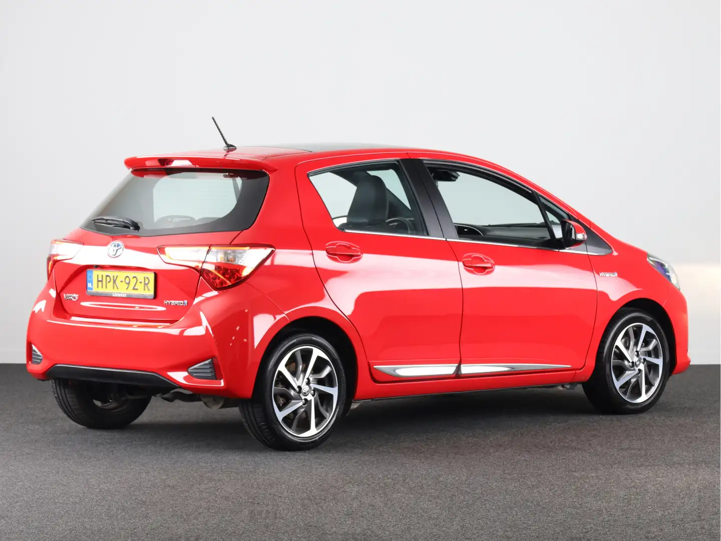 Toyota Yaris 1.5 Hybrid Premium Limited | Parkeercamera | Panor Rood - 2