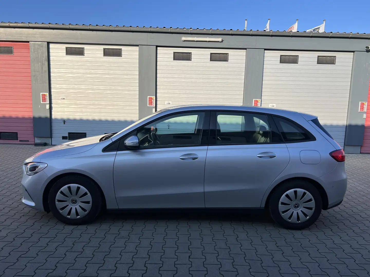 Mercedes-Benz B 180 B 180/1.Hand+Keyless Go+Navigation+Spurhalteassist Silber - 2