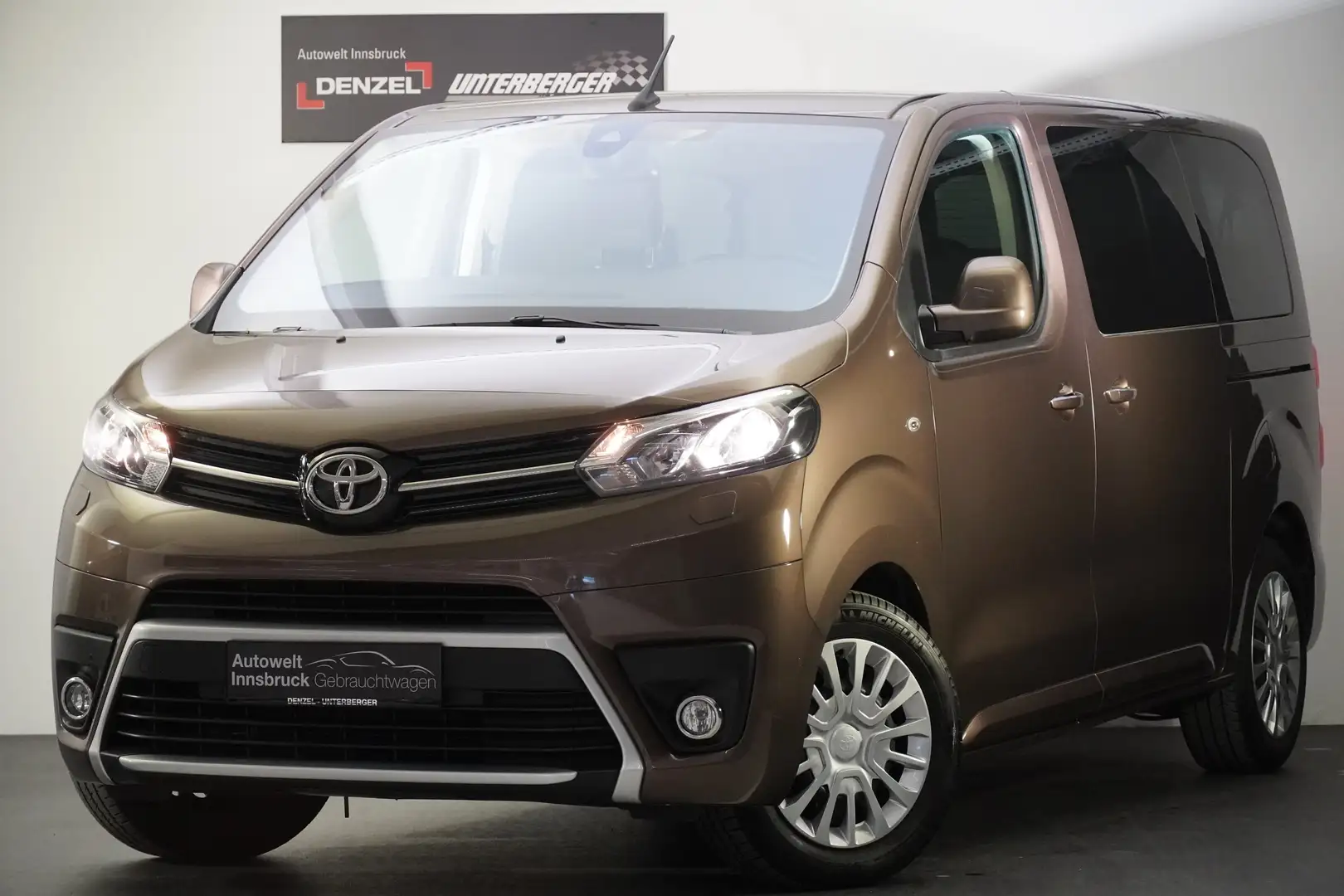 Toyota Proace Verso 2,0 D-4D 150 Medium Family Braun - 1