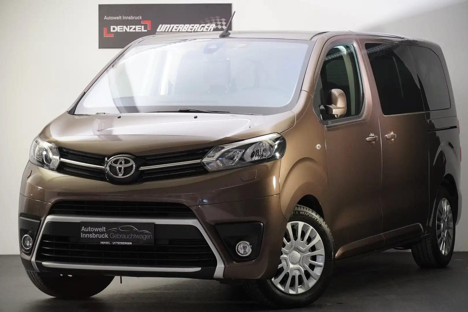 Toyota Proace Verso 2,0 D-4D 150 Medium Family Braun - 2