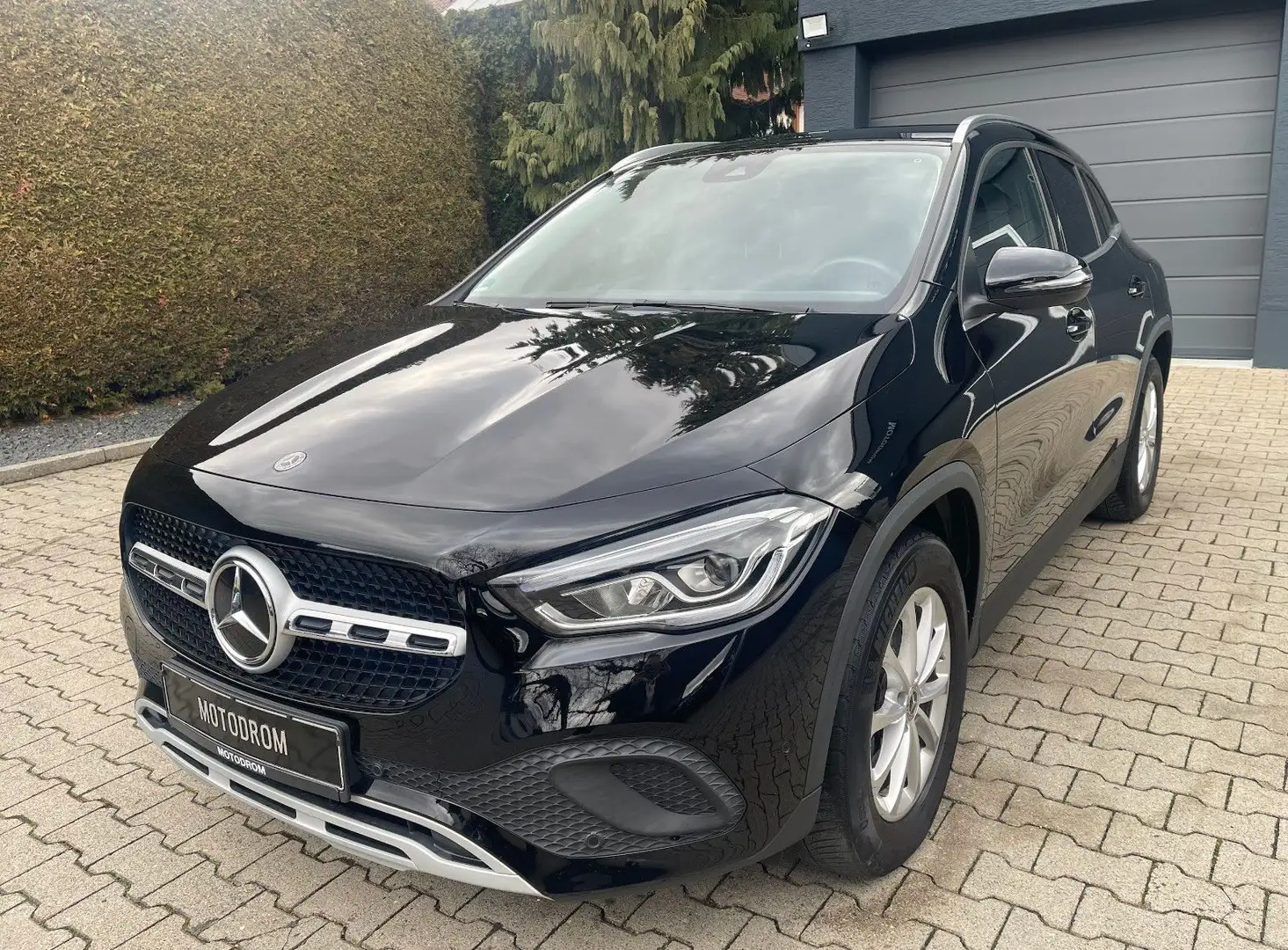 Mercedes-Benz GLA 200 GLA200d 4Matic MASSAGESITZ LEDER LED 2022 1HAND Schwarz - 1