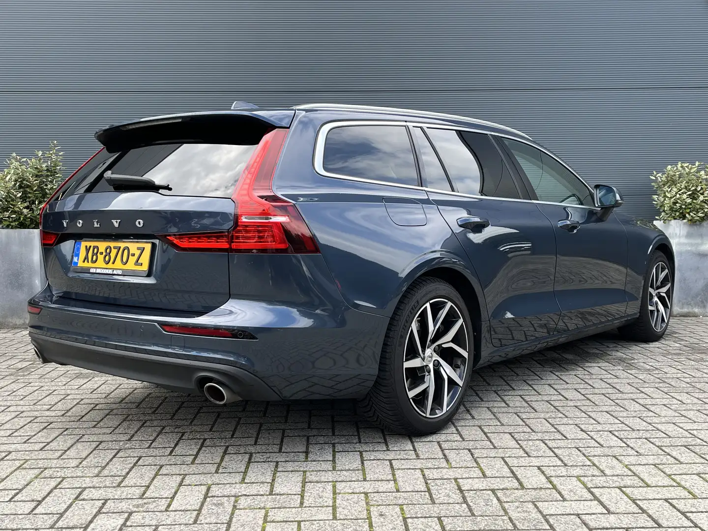 Volvo V60 2.0 T5 Momentum Blauw - 2