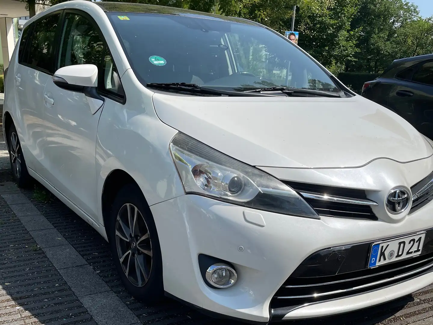 Toyota Verso Verso 2.0 D-4D 5-Sitzer Bílá - 1